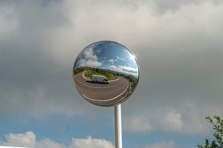 A detailed diagram showing the concave curvature of a sky mirror and how it captures a wide-angle view of the sky
