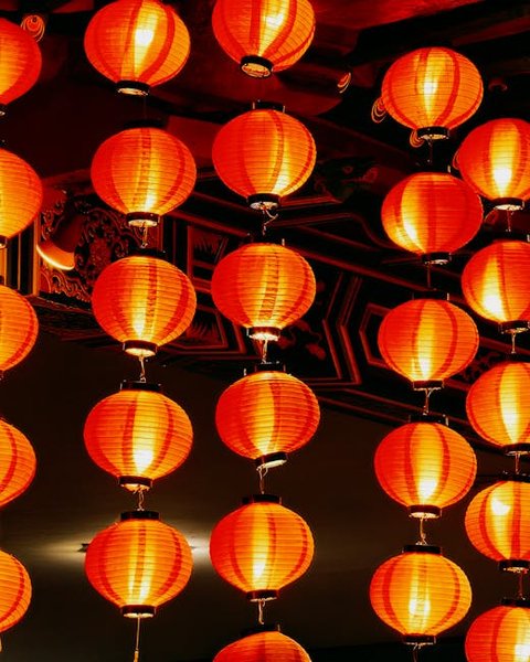Devotees practicing rituals at Thean Hou Temple